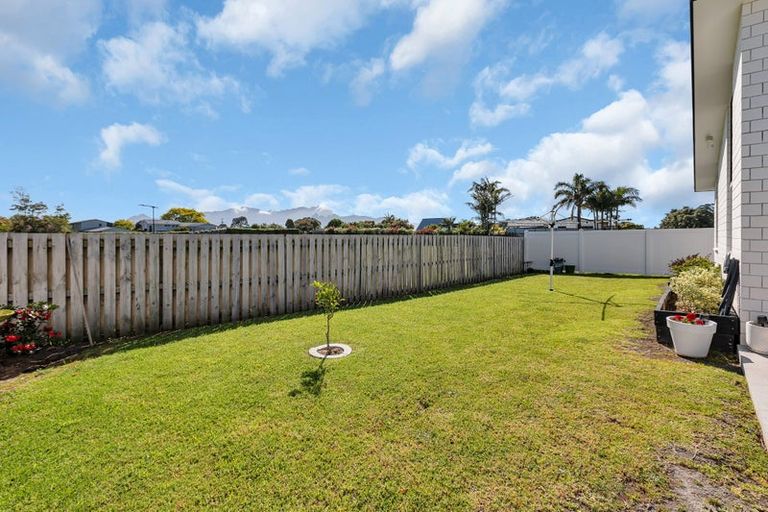 Photo of property in 41 Kaurinui Crescent, One Tree Point, 0118