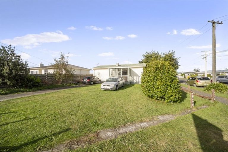 Photo of property in 2 Bone Crescent, Hawera, 4610