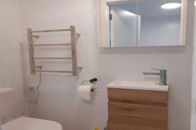 Photo of property in 14 Lydford Place, Glendene, Auckland, 0602