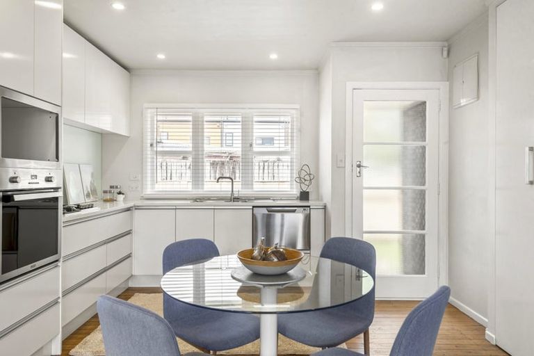 Photo of property in 2/134 Onewa Road, Northcote, Auckland, 0627