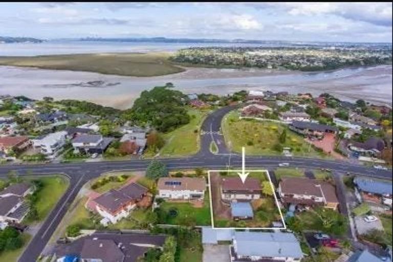 Photo of property in 162 Luckens Road, West Harbour, Auckland, 0618