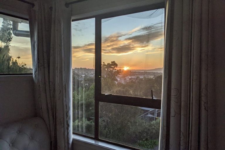 Photo of property in 2/74 Ayton Drive, Totara Vale, Auckland, 0629