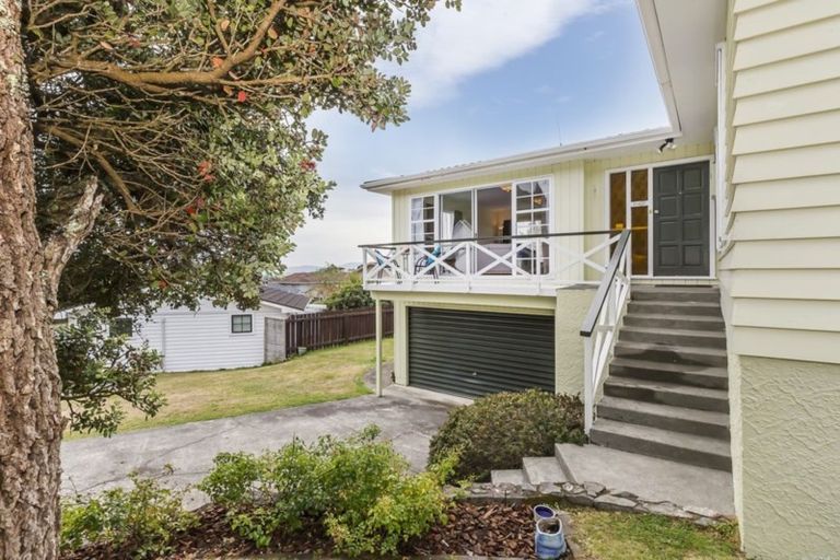 Photo of property in 4 Greyfriars Crescent, Tawa, Wellington, 5028