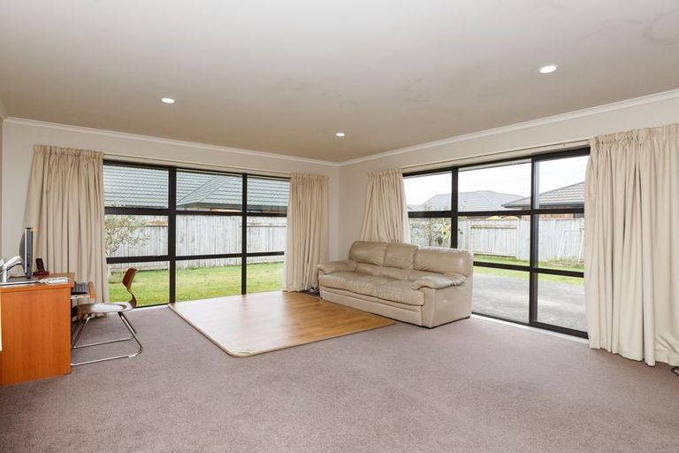 Photo of property in 5 Nevada Way, Kelvin Grove, Palmerston North, 4414
