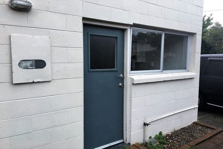 Photo of property in 1/3 Tralee Place, Hillcrest, Hamilton, 3216