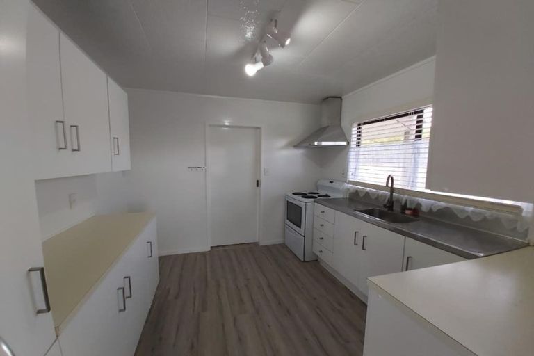 Photo of property in 2/5 Pureora Place, Clendon Park, Auckland, 2103