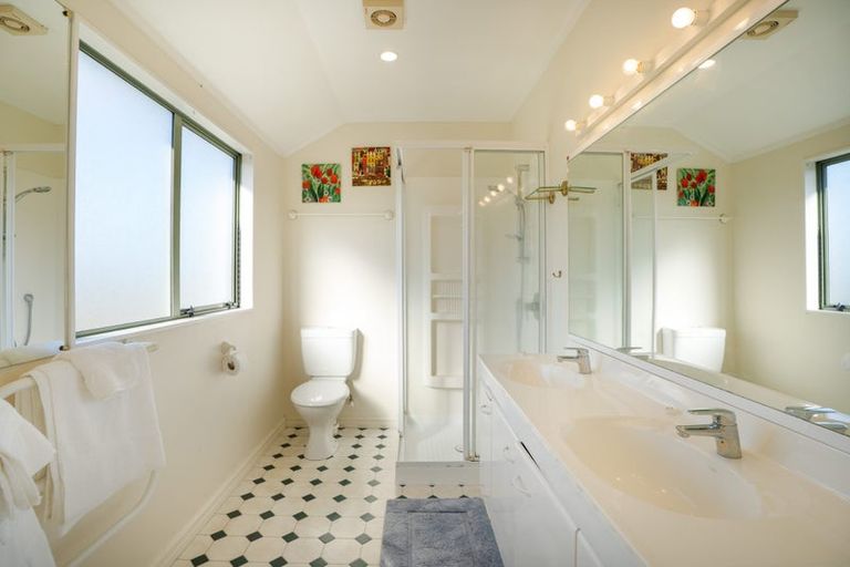 Photo of property in 18 Amesbury Drive, Churton Park, Wellington, 6037