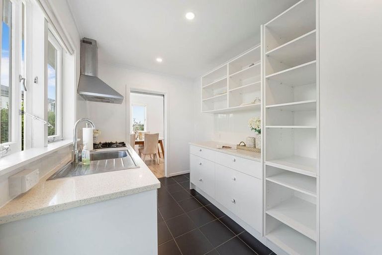 Photo of property in 2/18 Kenmure Avenue, Forrest Hill, Auckland, 0620