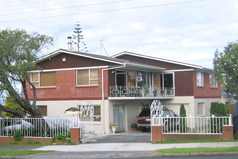 Photo of property in 46 Waimumu Road, Massey, Auckland, 0614