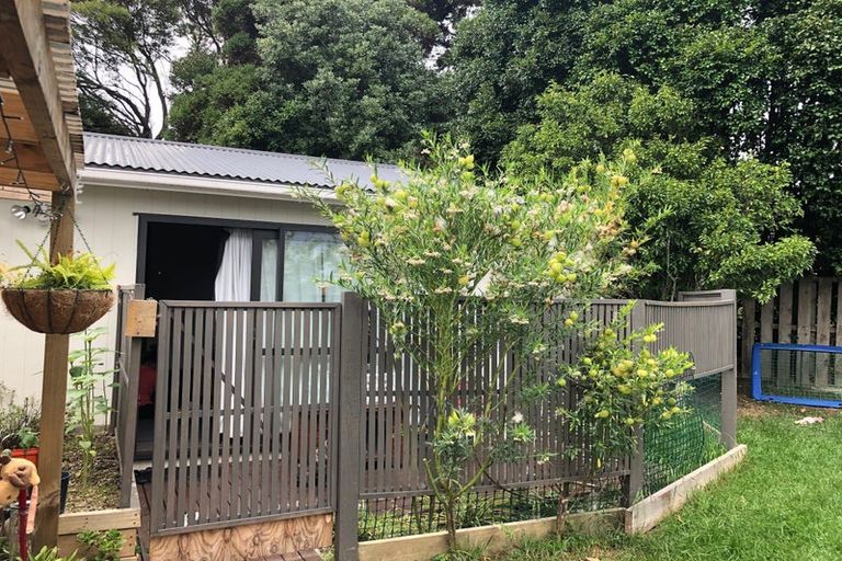 Photo of property in 29 Deverell Place, Northcross, Auckland, 0632