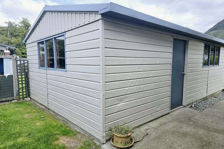 Photo of property in 16 Buller Street, Picton, 7220