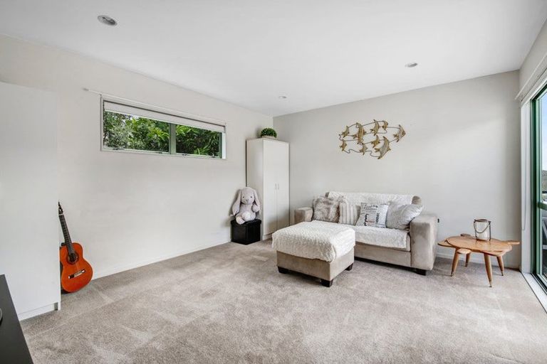 Photo of property in 8 Ngahere Views, Orewa, 0931