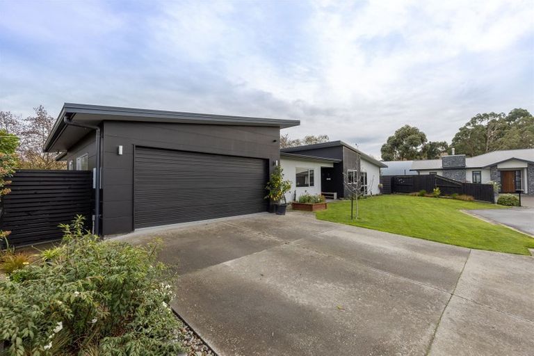 Photo of property in 6 D'urville Place, Kelvin Grove, Palmerston North, 4414