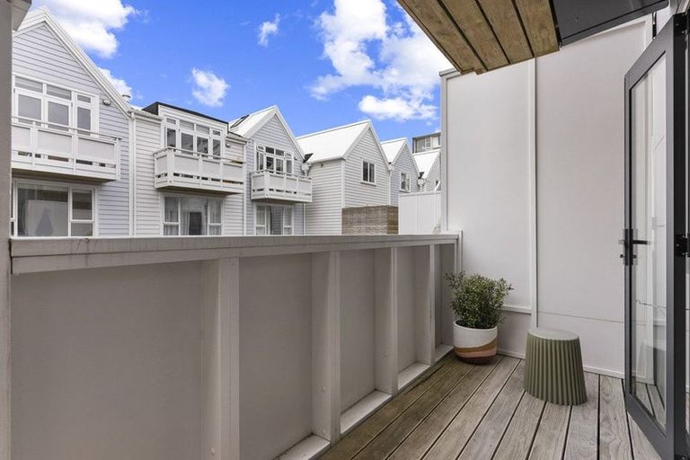 Photo of property in Pirie Street Townhouses, 2/35 Pirie Street, Mount Victoria, Wellington, 6011