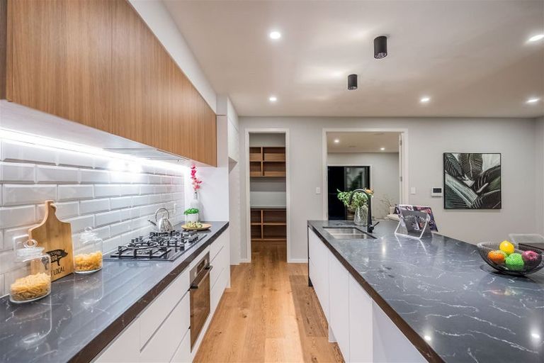 Photo of property in 17 Mcindoe Road, Kumeu, 0810