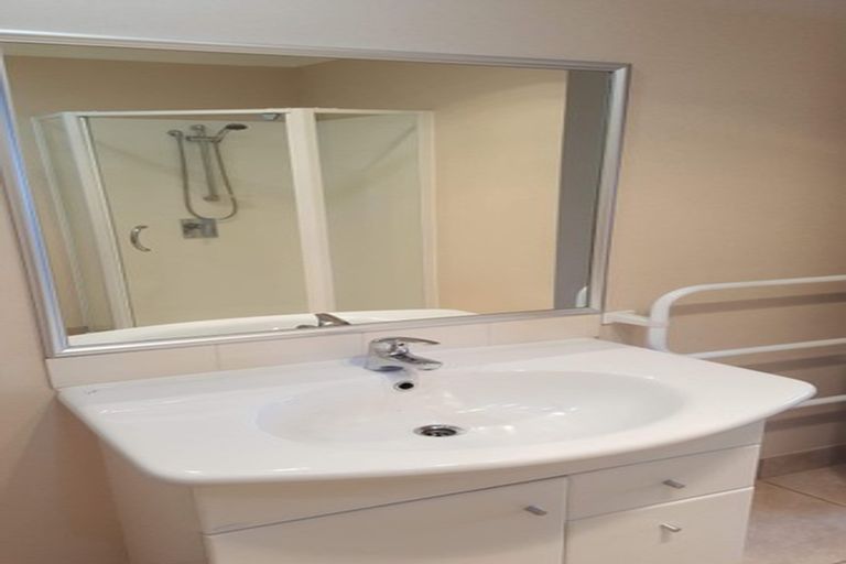 Photo of property in Waimanu Bay Village, 17/1 Piriti Drive, Te Atatu Peninsula, Auckland, 0610