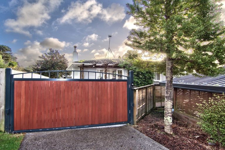 Photo of property in 13 Konini Road, Titirangi, Auckland, 0604