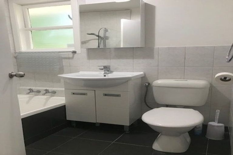 Photo of property in 33 Amberley Avenue, Te Atatu South, Auckland, 0610