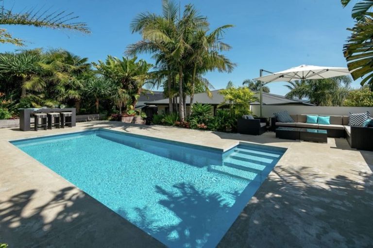 Photo of property in 2 Copperfield Terrace, Mellons Bay, Auckland, 2014