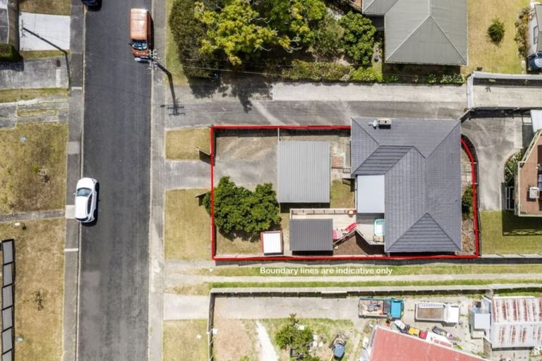 Photo of property in 1/25 Fairclough Road, Beach Haven, Auckland, 0626