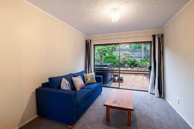 Photo of property in 33 James Evans Drive, Northcote, Auckland, 0627