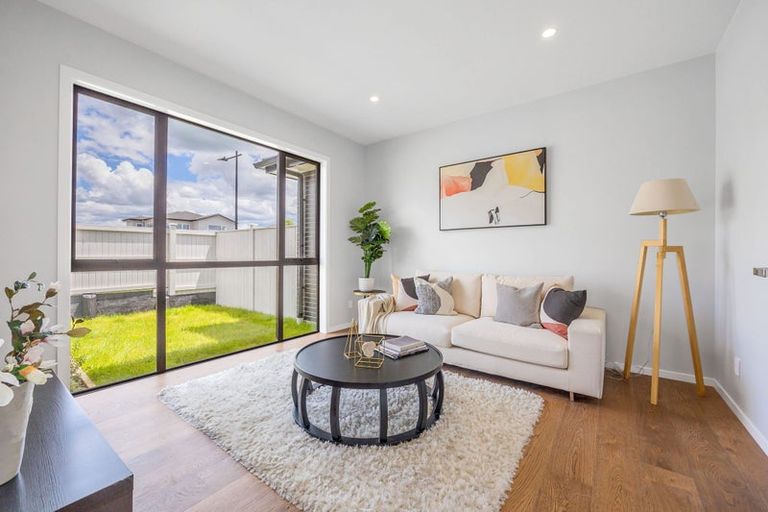 Photo of property in 14 Madden Avenue, Kumeu, 0810
