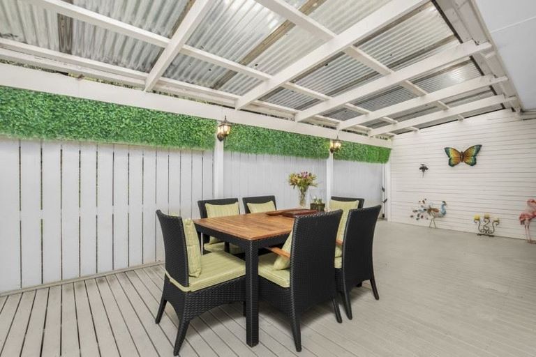 Photo of property in 1/7 Malters Place, Browns Bay, Auckland, 0630