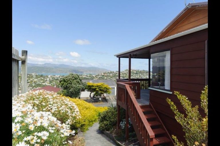 Photo of property in 17 Cobar Close, Maupuia, Wellington, 6022