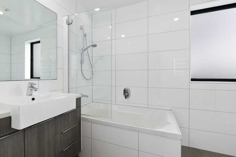 Photo of property in Apollo Apartments, 201/46 Rosedale Road, Rosedale, Auckland, 0632