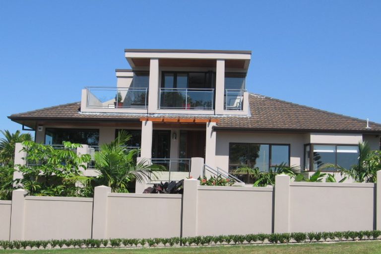 Photo of property in 2 Bournemouth Terrace, Murrays Bay, Auckland, 0630