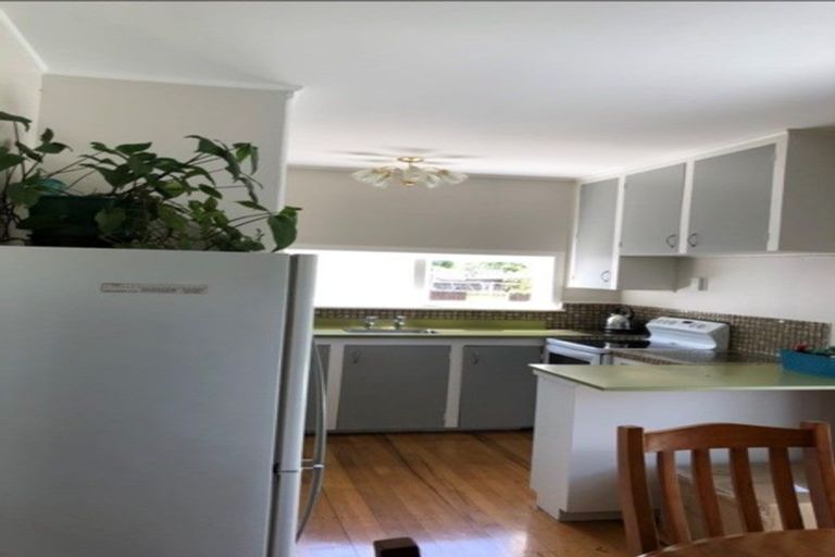 Photo of property in 18 Yeovil Road, Te Atatu Peninsula, Auckland, 0610