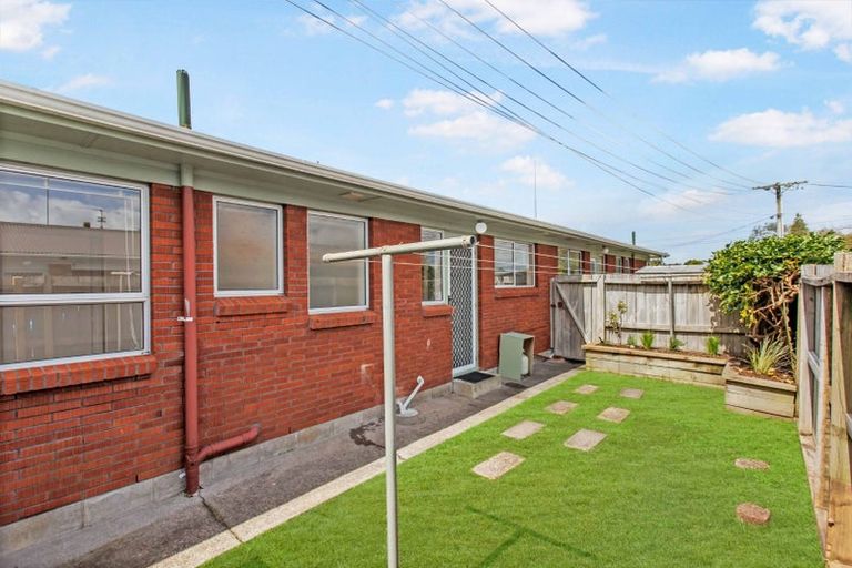 Photo of property in 2/5 Sylvan Crescent, Te Atatu South, Auckland, 0610