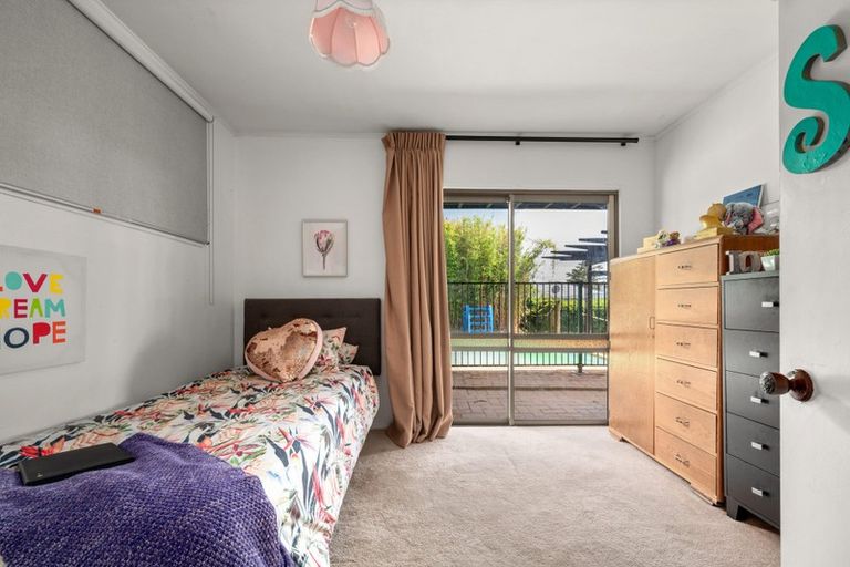 Photo of property in 10 Porter Avenue, Te Atatu South, Auckland, 0610