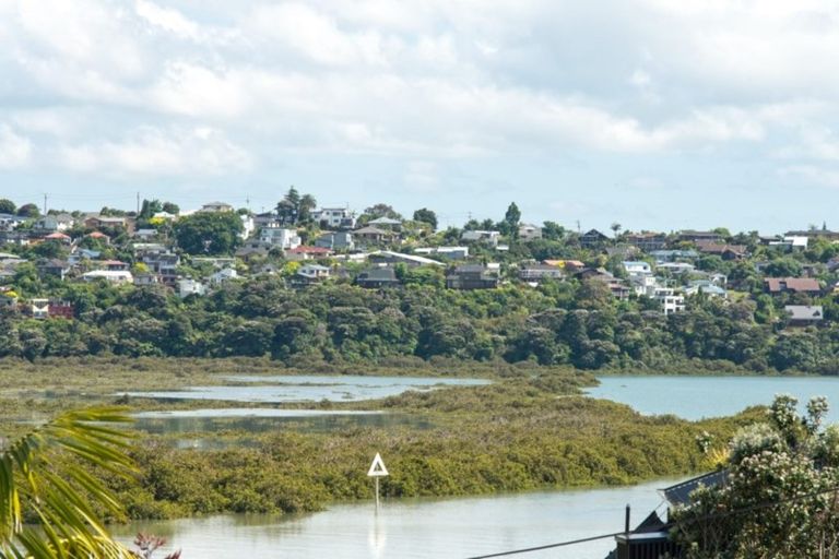 Photo of property in 32 Renata Crescent, Te Atatu Peninsula, Auckland, 0610