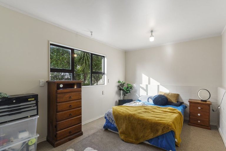 Photo of property in 2/79 Island Road, Beach Haven, Auckland, 0626