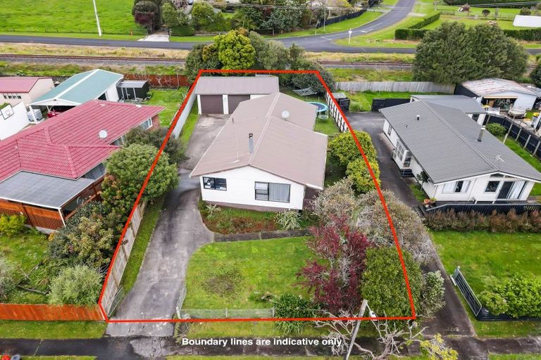 Photo of property in 13 Fernleigh Avenue, Waiuku, 2123