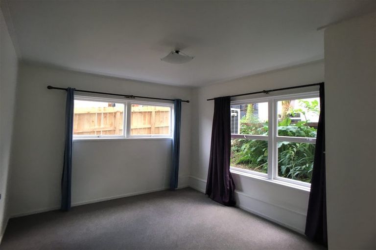 Photo of property in 2/4 Regal Place, Forrest Hill, Auckland, 0620