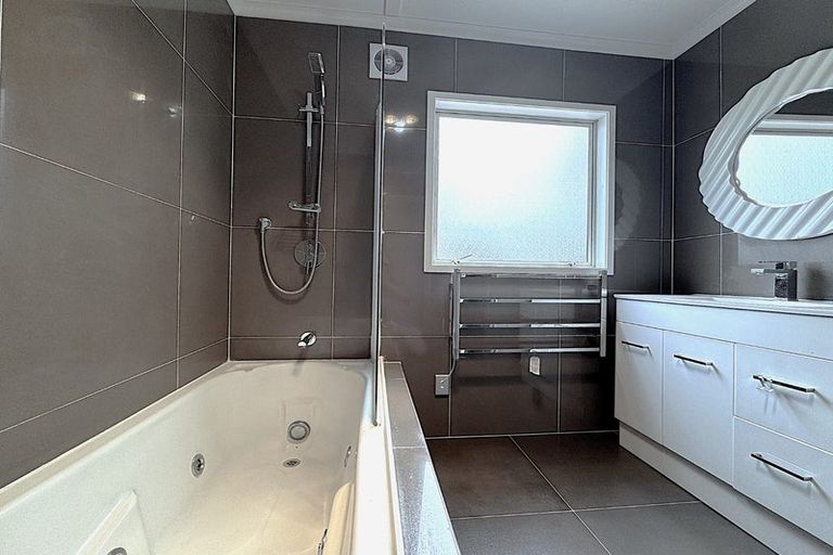 Photo of property in 50 Corricvale Way, Northcross, Auckland, 0630