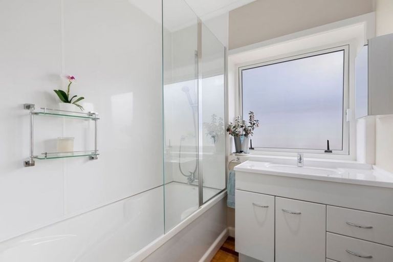 Photo of property in 2/83a Pupuke Road, Northcote, Auckland, 0627