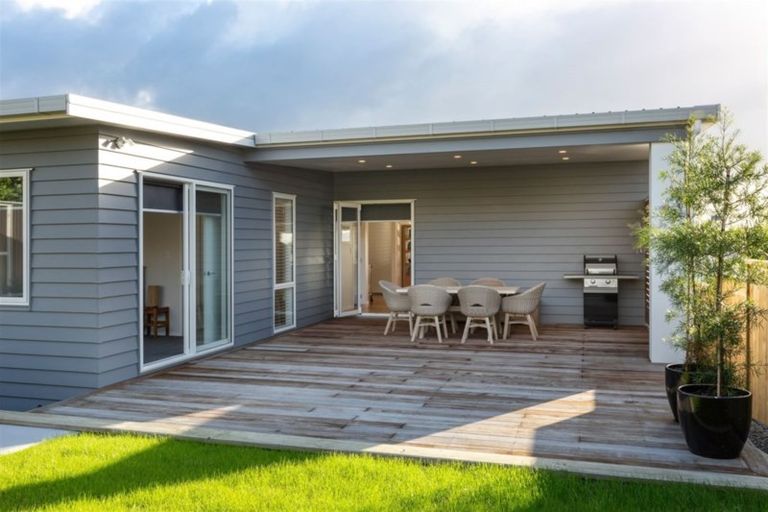 Photo of property in 17 Tindalls Bay Road, Tindalls Beach, Whangaparaoa, 0930