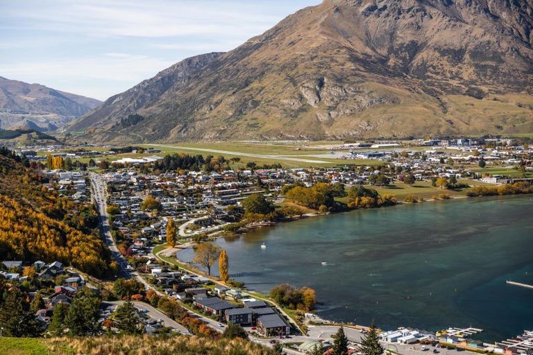 Photo of property in 8 Florence Close, Queenstown Hill, Queenstown, 9300