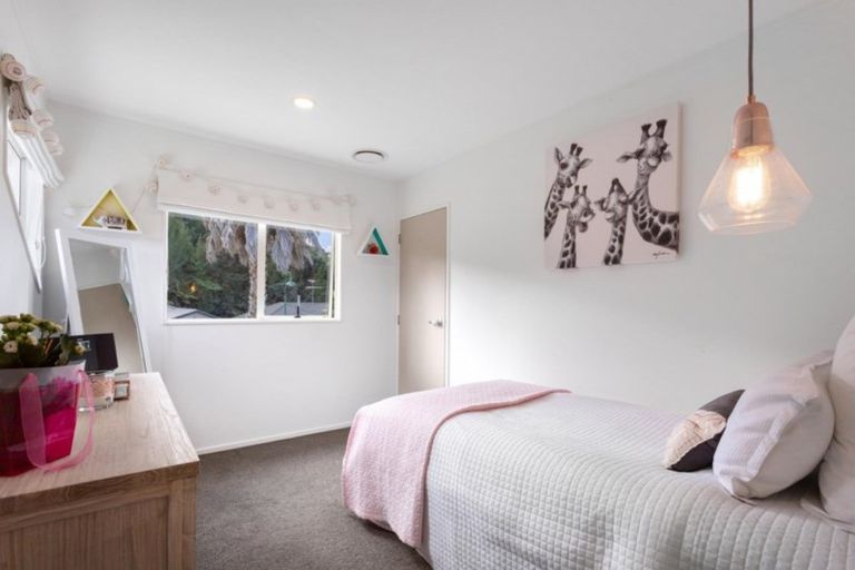 Photo of property in 32 Kate Sheppard Avenue, Torbay, Auckland, 0630