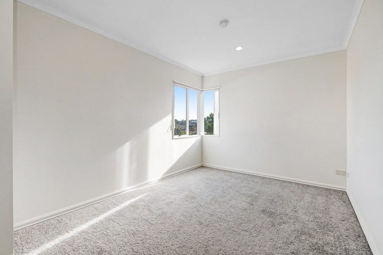 Photo of property in 31 Black Teal Close, Unsworth Heights, Auckland, 0632