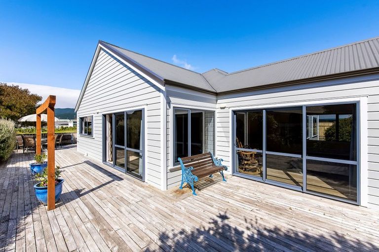Photo of property in 15 Holcombe Drive, Paraparaumu, 5032