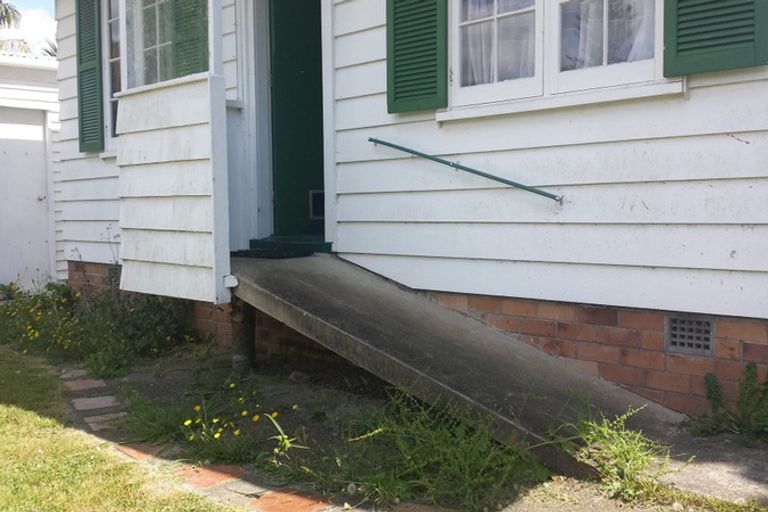 Photo of property in 1 Miltonia Avenue, Te Atatu South, Auckland, 0610