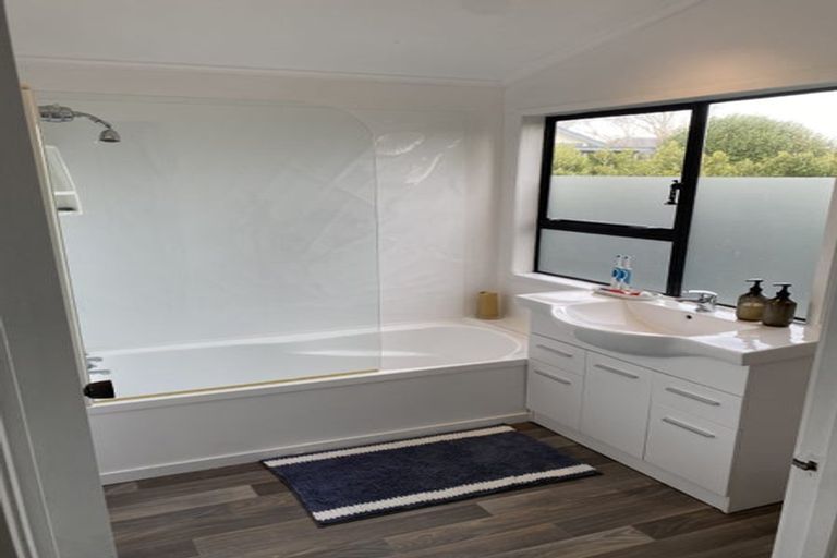 Photo of property in 1/20 Colonial Road, Birkenhead, Auckland, 0626