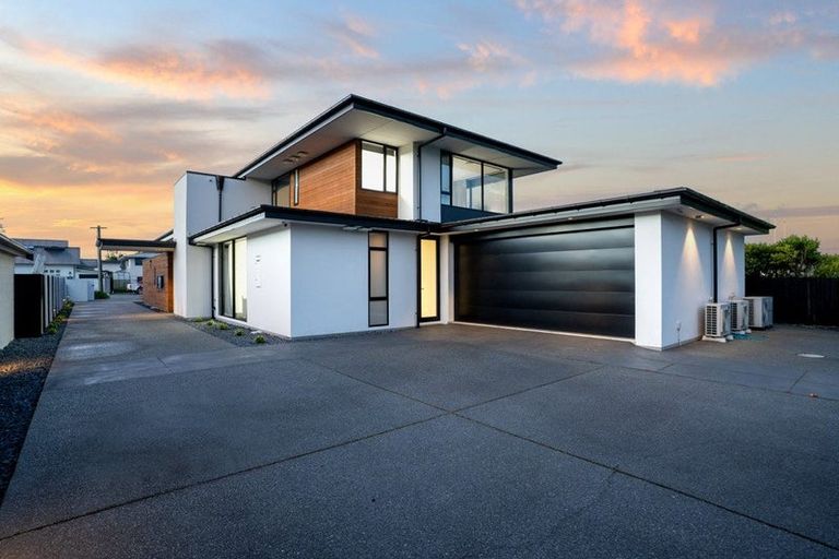 Photo of property in 49 Saint Andrews Square, Strowan, Christchurch, 8052