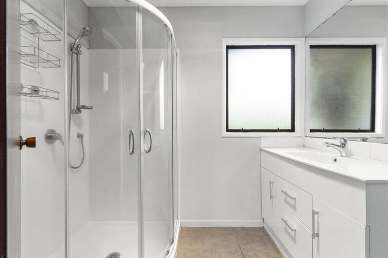 Photo of property in 19 Barbados Drive, Unsworth Heights, Auckland, 0632