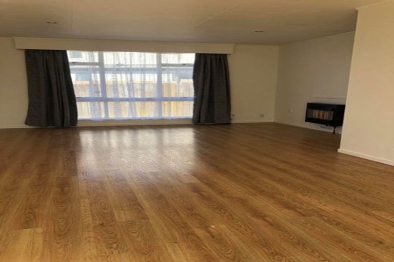 Photo of property in 1/84 Greenslade Crescent, Northcote, Auckland, 0627