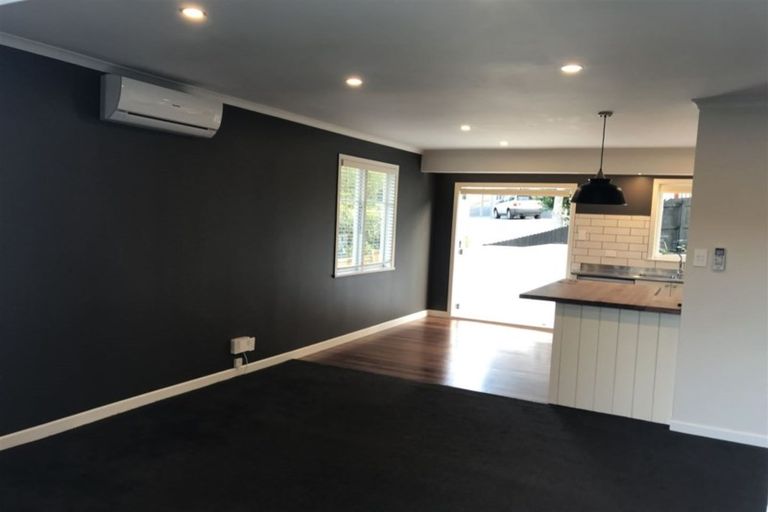 Photo of property in 27 Ellice Road, Totara Vale, Auckland, 0629